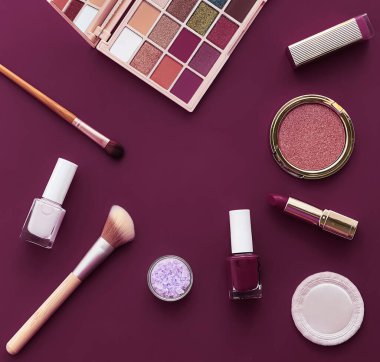 Telif alanı, kozmetik ürünleri ve mor arka planda makyaj araçlarıyla güzellik, makyaj ve kozmetik düz düzlem tasarımı, kız işi ve kadın tarzı konsept
