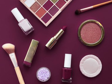Telif alanı, kozmetik ürünleri ve mor arka planda makyaj araçlarıyla güzellik, makyaj ve kozmetik düz düzlem tasarımı, kız işi ve kadın tarzı konsept