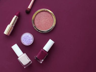 Telif alanı, kozmetik ürünleri ve mor arka planda makyaj araçlarıyla güzellik, makyaj ve kozmetik düz düzlem tasarımı, kız işi ve kadın tarzı konsept