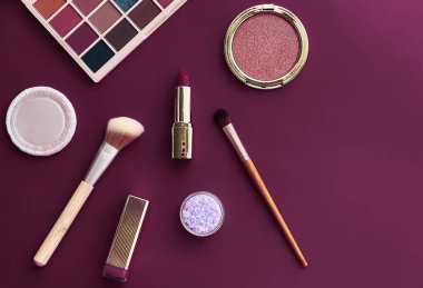 Telif alanı, kozmetik ürünleri ve mor arka planda makyaj araçlarıyla güzellik, makyaj ve kozmetik düz düzlem tasarımı, kız işi ve kadın tarzı konsept
