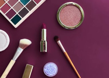 Telif alanı, kozmetik ürünleri ve mor arka planda makyaj araçlarıyla güzellik, makyaj ve kozmetik düz düzlem tasarımı, kız işi ve kadın tarzı konsept