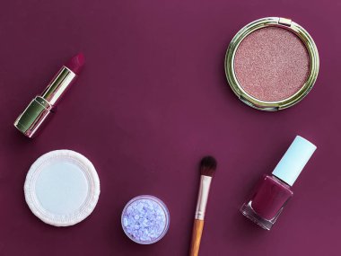 Telif alanı, kozmetik ürünleri ve mor arka planda makyaj araçlarıyla güzellik, makyaj ve kozmetik düz düzlem tasarımı, kız işi ve kadın tarzı konsept