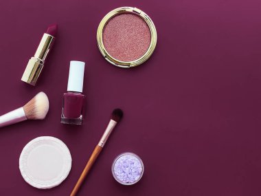 Telif alanı, kozmetik ürünleri ve mor arka planda makyaj araçlarıyla güzellik, makyaj ve kozmetik düz düzlem tasarımı, kız işi ve kadın tarzı konsept