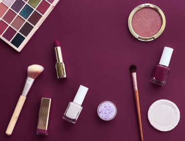 Telif alanı, kozmetik ürünleri ve mor arka planda makyaj araçlarıyla güzellik, makyaj ve kozmetik düz düzlem tasarımı, kız işi ve kadın tarzı konsept