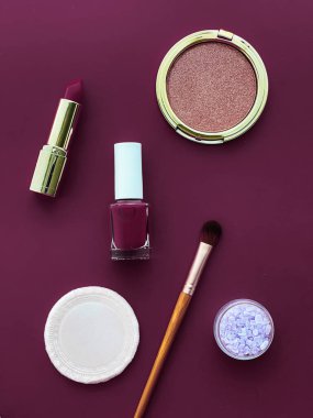 Telif alanı, kozmetik ürünleri ve mor arka planda makyaj araçlarıyla güzellik, makyaj ve kozmetik düz düzlem tasarımı, kız işi ve kadın tarzı konsept