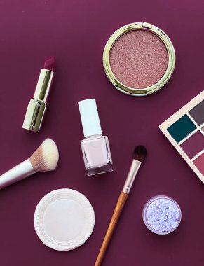Telif alanı, kozmetik ürünleri ve mor arka planda makyaj araçlarıyla güzellik, makyaj ve kozmetik düz düzlem tasarımı, kız işi ve kadın tarzı konsept