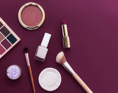 Telif alanı, kozmetik ürünleri ve mor arka planda makyaj araçlarıyla güzellik, makyaj ve kozmetik düz düzlem tasarımı, kız işi ve kadın tarzı konsept