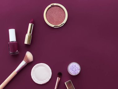 Telif alanı, kozmetik ürünleri ve mor arka planda makyaj araçlarıyla güzellik, makyaj ve kozmetik düz düzlem tasarımı, kız işi ve kadın tarzı konsept