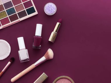 Telif alanı, kozmetik ürünleri ve mor arka planda makyaj araçlarıyla güzellik, makyaj ve kozmetik düz düzlem tasarımı, kız işi ve kadın tarzı konsept