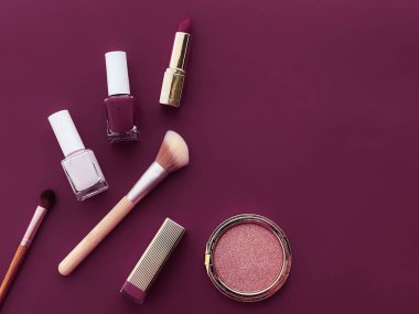 Telif alanı, kozmetik ürünleri ve mor arka planda makyaj araçlarıyla güzellik, makyaj ve kozmetik düz düzlem tasarımı, kız işi ve kadın tarzı konsept