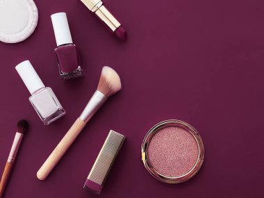 Telif alanı, kozmetik ürünleri ve mor arka planda makyaj araçlarıyla güzellik, makyaj ve kozmetik düz düzlem tasarımı, kız işi ve kadın tarzı konsept