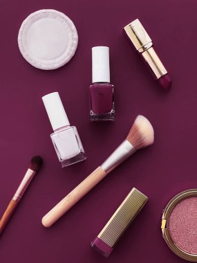 Telif alanı, kozmetik ürünleri ve mor arka planda makyaj araçlarıyla güzellik, makyaj ve kozmetik düz düzlem tasarımı, kız işi ve kadın tarzı konsept