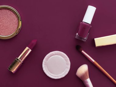 Telif alanı, kozmetik ürünleri ve mor arka planda makyaj araçlarıyla güzellik, makyaj ve kozmetik düz düzlem tasarımı, kız işi ve kadın tarzı konsept