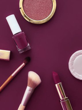 Telif alanı, kozmetik ürünleri ve mor arka planda makyaj araçlarıyla güzellik, makyaj ve kozmetik düz düzlem tasarımı, kız işi ve kadın tarzı konsept