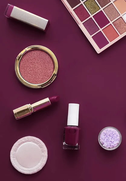 Telif alanı, kozmetik ürünleri ve mor arka planda makyaj araçlarıyla güzellik, makyaj ve kozmetik düz düzlem tasarımı, kız işi ve kadın tarzı konsept