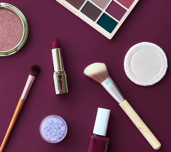 Telif alanı, kozmetik ürünleri ve mor arka planda makyaj araçlarıyla güzellik, makyaj ve kozmetik düz düzlem tasarımı, kız işi ve kadın tarzı konsept