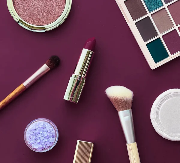 Telif alanı, kozmetik ürünleri ve mor arka planda makyaj araçlarıyla güzellik, makyaj ve kozmetik düz düzlem tasarımı, kız işi ve kadın tarzı konsept