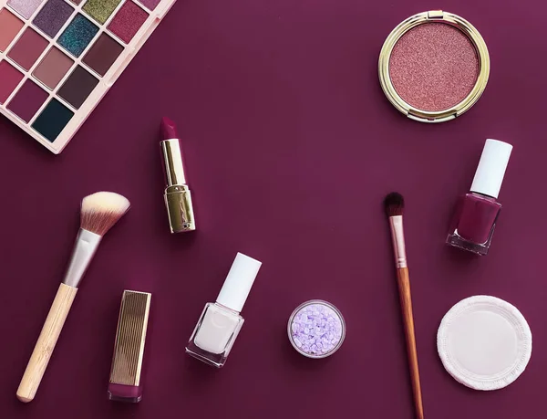 Telif alanı, kozmetik ürünleri ve mor arka planda makyaj araçlarıyla güzellik, makyaj ve kozmetik düz düzlem tasarımı, kız işi ve kadın tarzı konsept