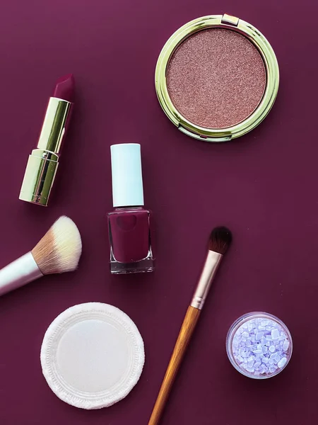Telif alanı, kozmetik ürünleri ve mor arka planda makyaj araçlarıyla güzellik, makyaj ve kozmetik düz düzlem tasarımı, kız işi ve kadın tarzı konsept