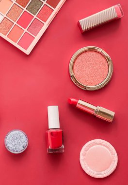 Telif alanı, kozmetik ürünleri ve mercan arka planda makyaj araçları ile güzellik, makyaj ve kozmetik düz alan tasarımı, kız işi ve kadın tarzı konsept