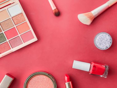 Telif alanı, kozmetik ürünleri ve mercan arka planda makyaj araçları ile güzellik, makyaj ve kozmetik düz alan tasarımı, kız işi ve kadın tarzı konsept