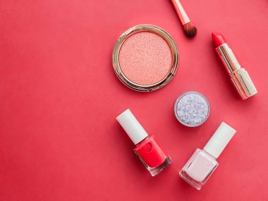 Telif alanı, kozmetik ürünleri ve mercan arka planda makyaj araçları ile güzellik, makyaj ve kozmetik düz alan tasarımı, kız işi ve kadın tarzı konsept