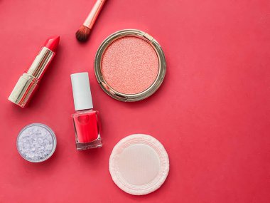Telif alanı, kozmetik ürünleri ve mercan arka planda makyaj araçları ile güzellik, makyaj ve kozmetik düz alan tasarımı, kız işi ve kadın tarzı konsept