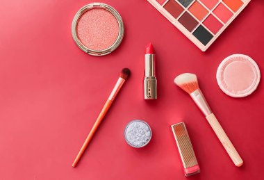Telif alanı, kozmetik ürünleri ve mercan arka planda makyaj araçları ile güzellik, makyaj ve kozmetik düz alan tasarımı, kız işi ve kadın tarzı konsept