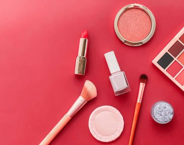 Telif alanı, kozmetik ürünleri ve mercan arka planda makyaj araçları ile güzellik, makyaj ve kozmetik düz alan tasarımı, kız işi ve kadın tarzı konsept