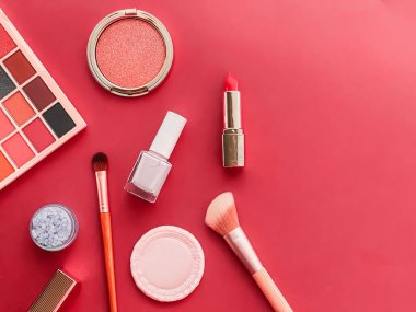 Telif alanı, kozmetik ürünleri ve mercan arka planda makyaj araçları ile güzellik, makyaj ve kozmetik düz alan tasarımı, kız işi ve kadın tarzı konsept