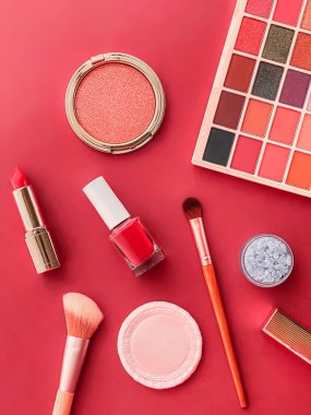Telif alanı, kozmetik ürünleri ve mercan arka planda makyaj araçları ile güzellik, makyaj ve kozmetik düz alan tasarımı, kız işi ve kadın tarzı konsept