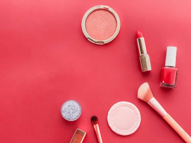 Telif alanı, kozmetik ürünleri ve mercan arka planda makyaj araçları ile güzellik, makyaj ve kozmetik düz alan tasarımı, kız işi ve kadın tarzı konsept