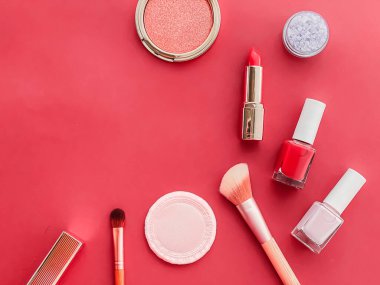 Telif alanı, kozmetik ürünleri ve mercan arka planda makyaj araçları ile güzellik, makyaj ve kozmetik düz alan tasarımı, kız işi ve kadın tarzı konsept