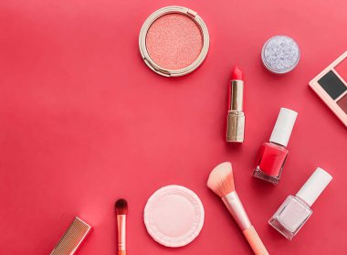 Telif alanı, kozmetik ürünleri ve mercan arka planda makyaj araçları ile güzellik, makyaj ve kozmetik düz alan tasarımı, kız işi ve kadın tarzı konsept