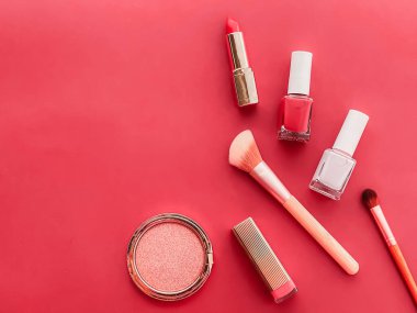 Telif alanı, kozmetik ürünleri ve mercan arka planda makyaj araçları ile güzellik, makyaj ve kozmetik düz alan tasarımı, kız işi ve kadın tarzı konsept