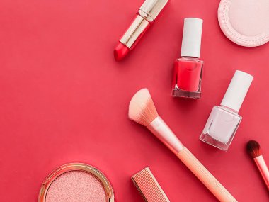 Telif alanı, kozmetik ürünleri ve mercan arka planda makyaj araçları ile güzellik, makyaj ve kozmetik düz alan tasarımı, kız işi ve kadın tarzı konsept