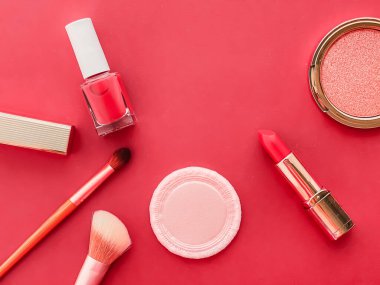 Telif alanı, kozmetik ürünleri ve mercan arka planda makyaj araçları ile güzellik, makyaj ve kozmetik düz alan tasarımı, kız işi ve kadın tarzı konsept