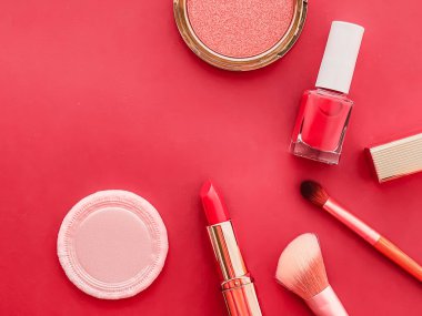 Telif alanı, kozmetik ürünleri ve mercan arka planda makyaj araçları ile güzellik, makyaj ve kozmetik düz alan tasarımı, kız işi ve kadın tarzı konsept