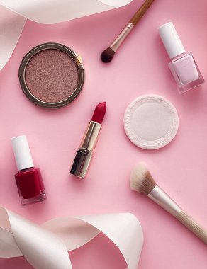 Telif alanı, kozmetik ürünleri ve pembe arka planda makyaj araçlarıyla güzellik, makyaj ve kozmetik düz düzlem tasarımı, kız ve kadın tarzı konsept