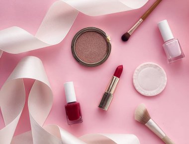 Telif alanı, kozmetik ürünleri ve pembe arka planda makyaj araçlarıyla güzellik, makyaj ve kozmetik düz düzlem tasarımı, kız ve kadın tarzı konsept