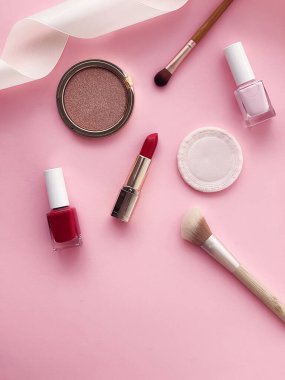 Telif alanı, kozmetik ürünleri ve pembe arka planda makyaj araçlarıyla güzellik, makyaj ve kozmetik düz düzlem tasarımı, kız ve kadın tarzı konsept