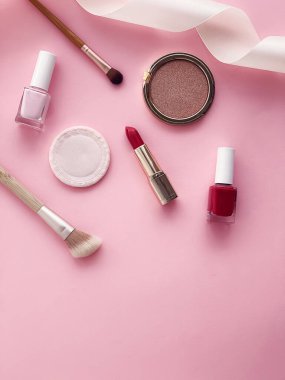 Telif alanı, kozmetik ürünleri ve pembe arka planda makyaj araçlarıyla güzellik, makyaj ve kozmetik düz düzlem tasarımı, kız ve kadın tarzı konsept