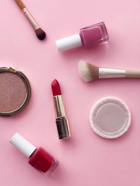 Telif alanı, kozmetik ürünleri ve pembe arka planda makyaj araçlarıyla güzellik, makyaj ve kozmetik düz düzlem tasarımı, kız ve kadın tarzı konsept