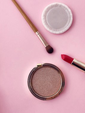 Telif alanı, kozmetik ürünleri ve pembe arka planda makyaj araçlarıyla güzellik, makyaj ve kozmetik düz düzlem tasarımı, kız ve kadın tarzı konsept