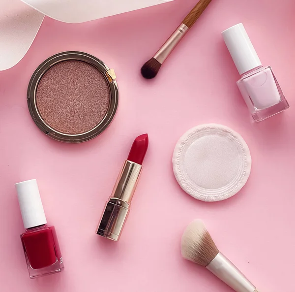Telif alanı, kozmetik ürünleri ve pembe arka planda makyaj araçlarıyla güzellik, makyaj ve kozmetik düz düzlem tasarımı, kız ve kadın tarzı konsept