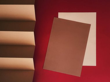 Ofis kırtasiyesi olarak bej ve kahverengi A4 kağıtları, lüks markalı düz döşeme ve modeller, iş ve yaratıcılık konsepti için marka kimlik tasarımı