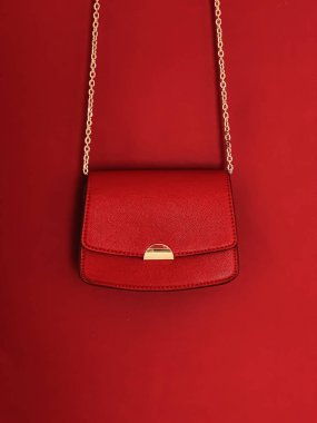 Özel tasarım çanta ve şık aksesuar, kadın modası ve lüks çanta koleksiyonu konseptiyle kırmızı moda deri çanta.