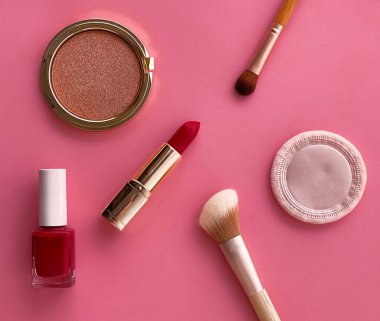 Telif alanı, kozmetik ürünleri ve pembe arka planda makyaj araçlarıyla güzellik, makyaj ve kozmetik düz düzlem tasarımı, kız ve kadın tarzı konsept