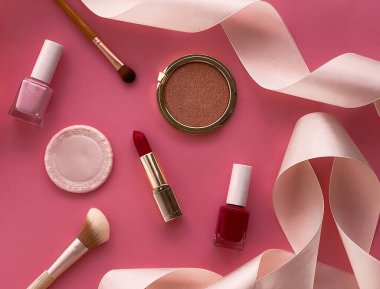 Telif alanı, kozmetik ürünleri ve pembe arka planda makyaj araçlarıyla güzellik, makyaj ve kozmetik düz düzlem tasarımı, kız ve kadın tarzı konsept