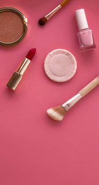 Telif alanı, kozmetik ürünleri ve pembe arka planda makyaj araçlarıyla güzellik, makyaj ve kozmetik düz düzlem tasarımı, kız ve kadın tarzı konsept